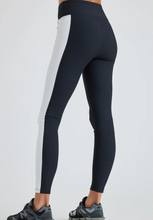 Load image into Gallery viewer, YOS Thermal Tahoe Legging - Black/ White