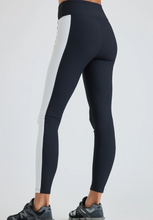 Load image into Gallery viewer, YOS Thermal Tahoe Legging - Black/ White
